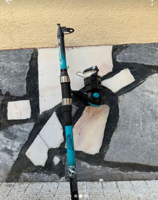 Cana de pesca com caixa de anzóis