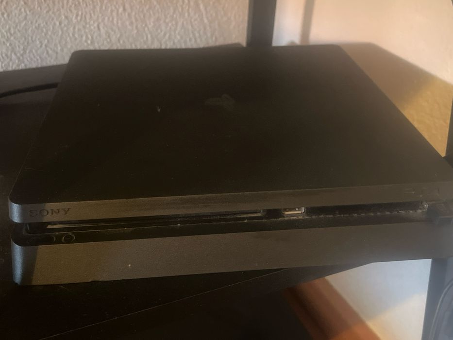 Vendo ps4 em exclente estado de 1 tb com  13 jogos, acessorios e dois comandos