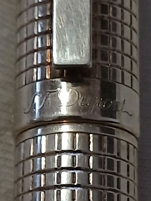 lapiseira de luxo da marca S.T. Dupont.