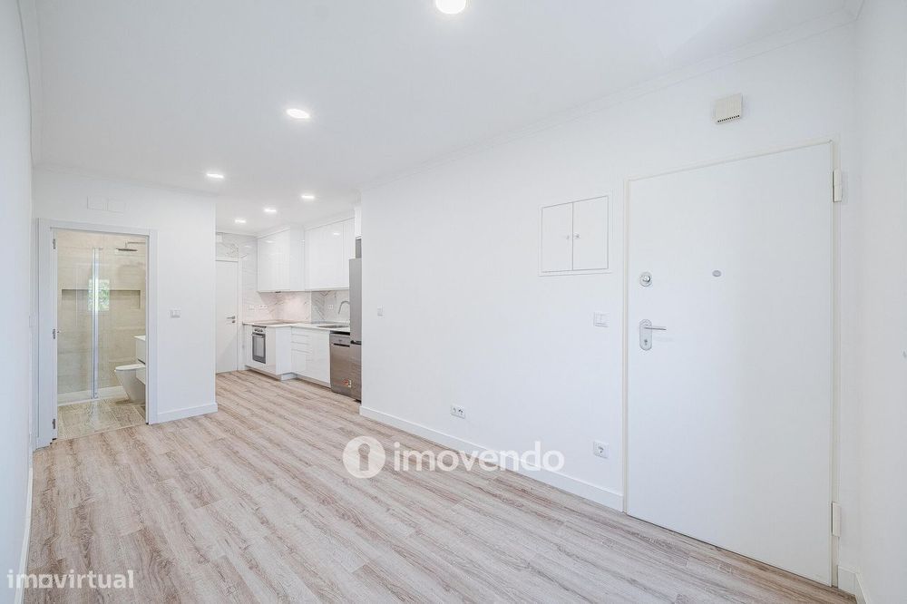 Apartamento T2 totalmente remodelado, com cozinha equipada, em Algés