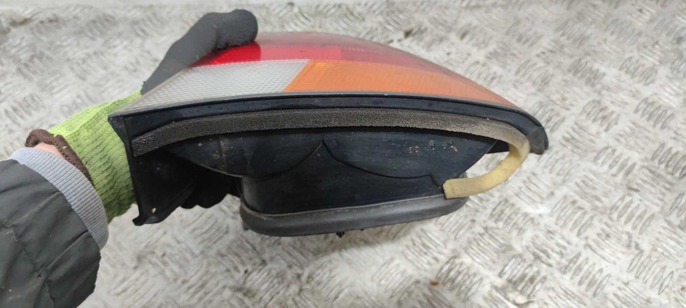 Mitsubishi Carisma I Lampa Prawa Tylna Prawy Tył PT