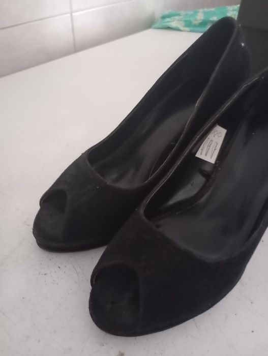 Sapatos de salto usados em bom estado