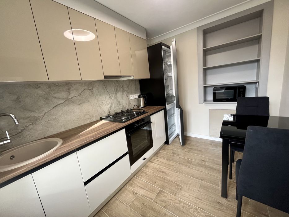 Оренда сучасного будинку: новий ремонт, камін, генератор, парковка.