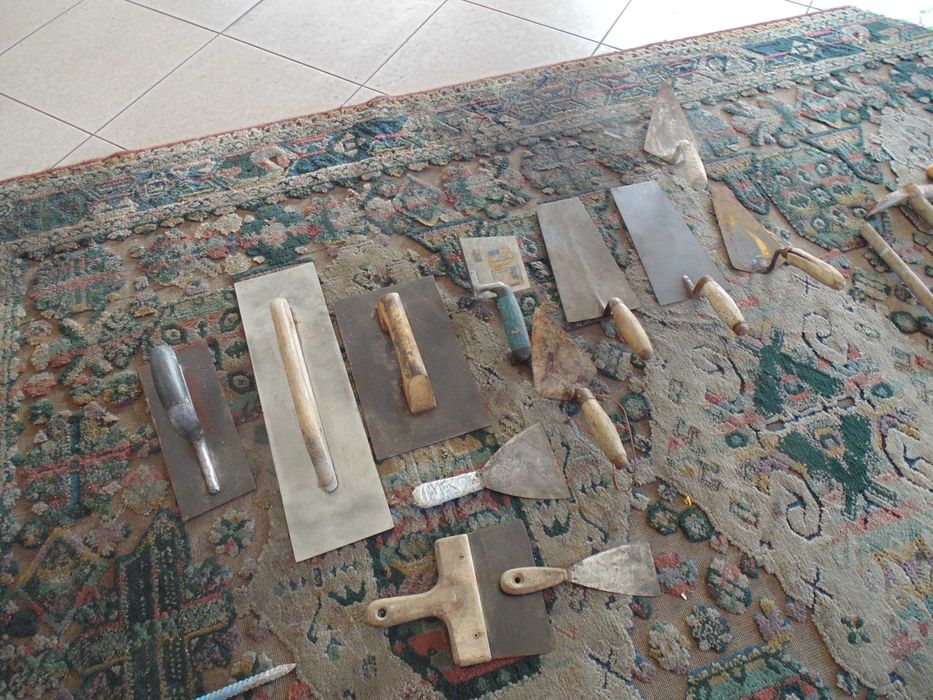 Ferramenta de construção civil usada em bom estado.