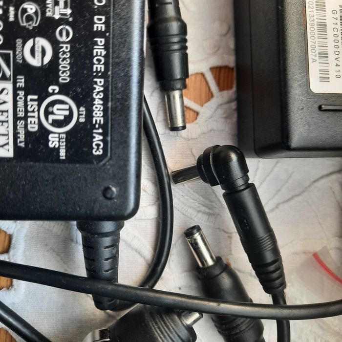 Zasilacze 2 szt. do laptopa TOSHIBA oryginalny i  samochodowy.