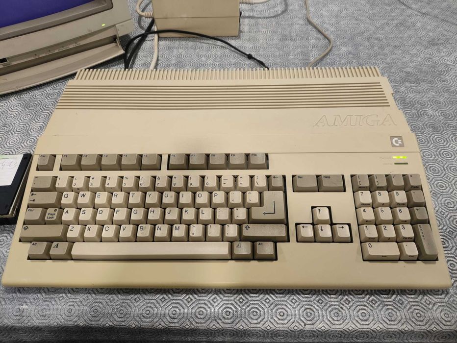 Commodore Amiga 500 com Monitor 1084s
