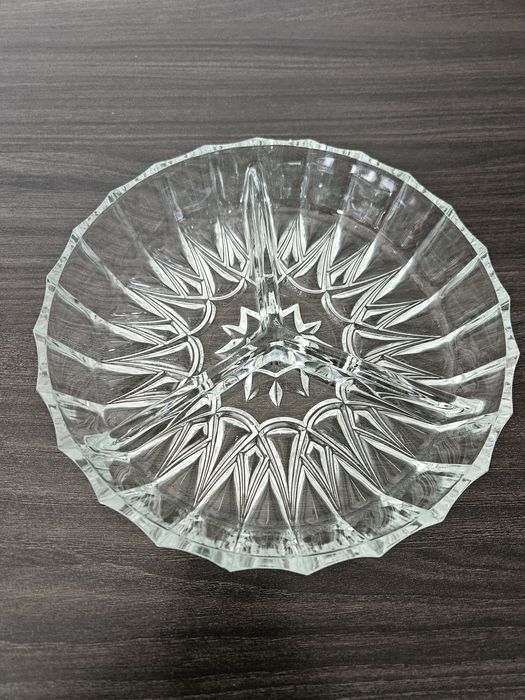 Mały, dzielony kryształowy talerz.