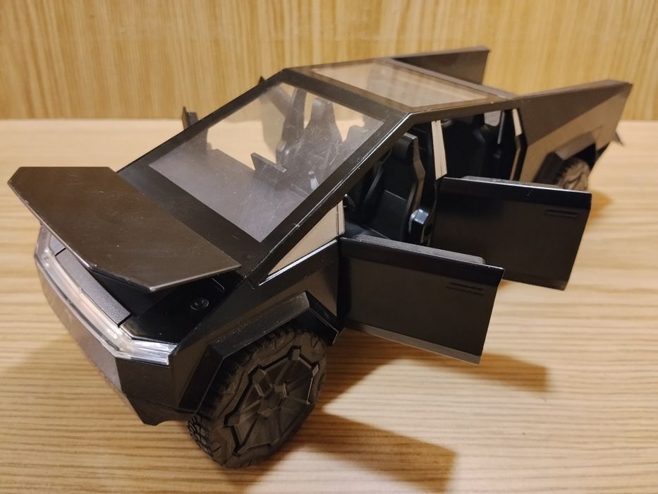 Модель Tesla Cybertruck 1:24 Автопром металл свет звук инерция Тесла
