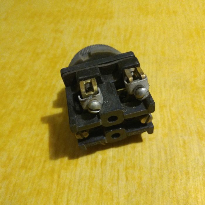 Зарядное устройство, пожарный извещатель, кнопка