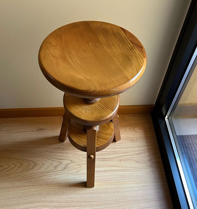 Banco giratório redondo em madeira (pinho tratado)