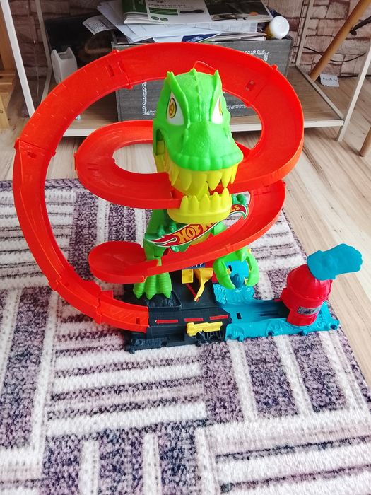Zestaw Hotwheels T-Rex remiza strażacka