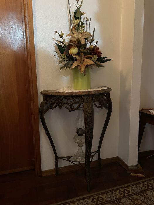 Mesa/Consola antiga em metal ornamentado com tampo de mármore