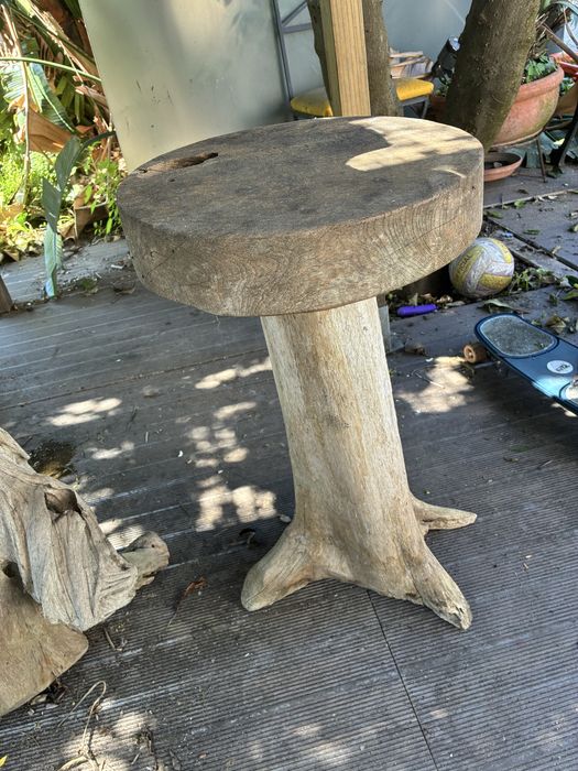 Conjunto rústico de jardim em madeira maciça (mesa + 2 bancos)