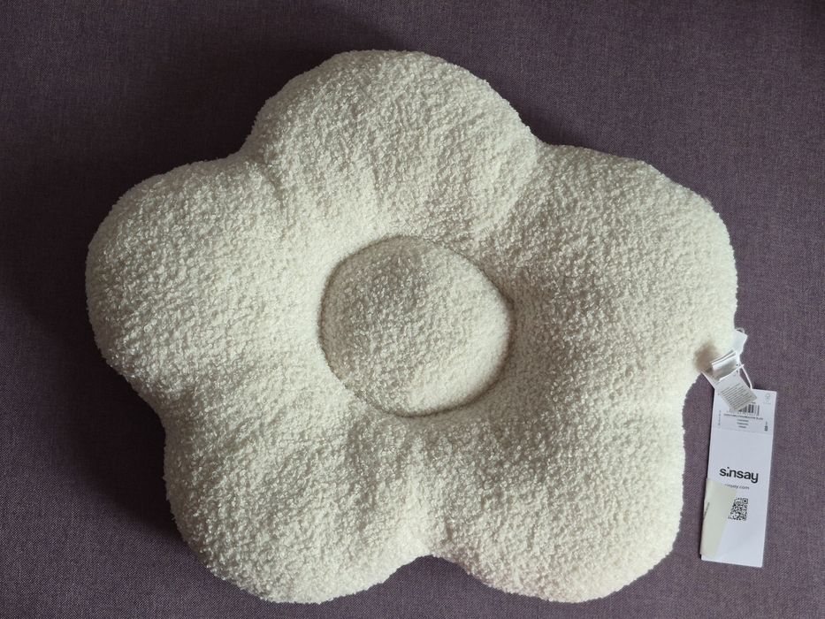 Декоративна подушка-квітка від Sinsay Home