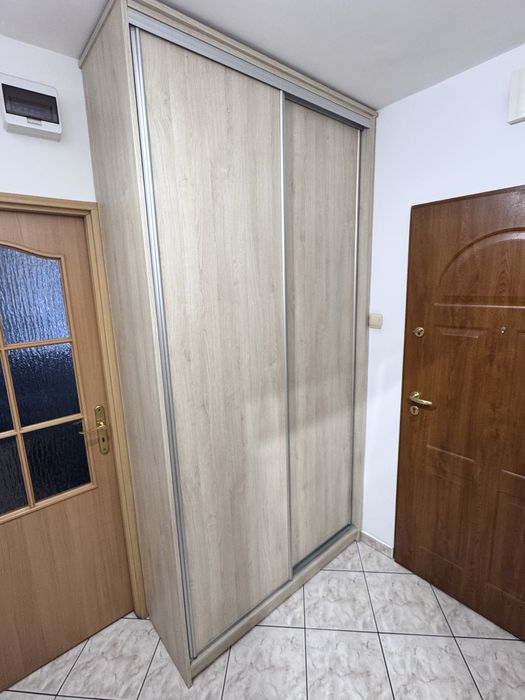 Szafa z rozsuwanymi drzwiami