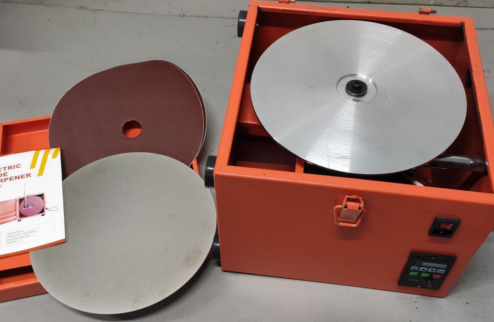 Станок, планшайба для заточування інструменту.