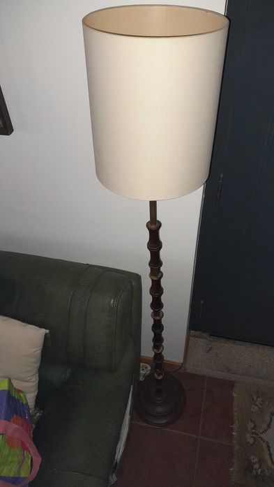 Candeeiro de madeira e metal