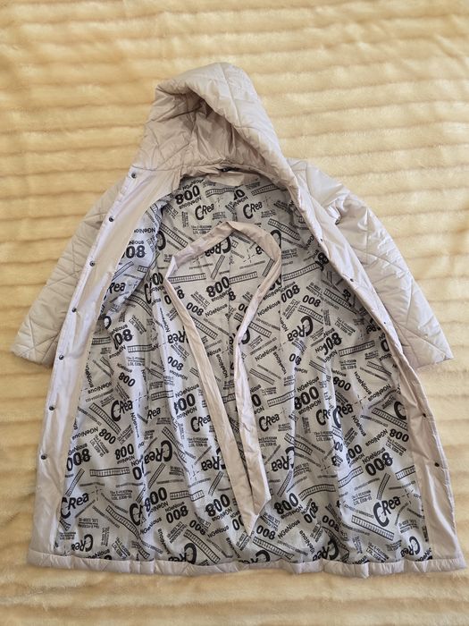 Жіноче демісезонне стьобане пальто з капюшоном