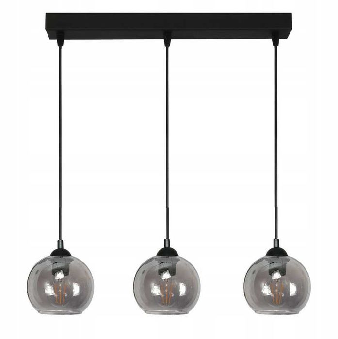 Lampa wisząca z trzema kloszami.