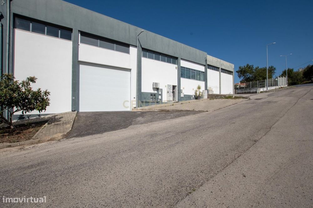 Armazém Industrial com 633m² | São Miguel de Alcainça