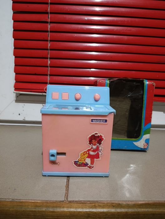 Це іграшка, яка імітує побутову техніку, популярна в 1980-х роках.