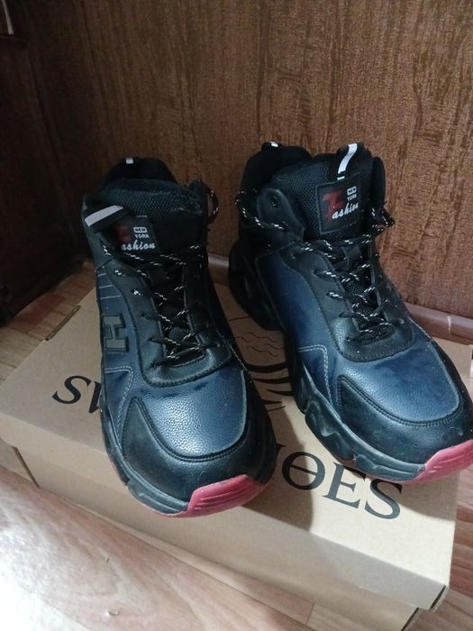 Продам кроссовки на флисе