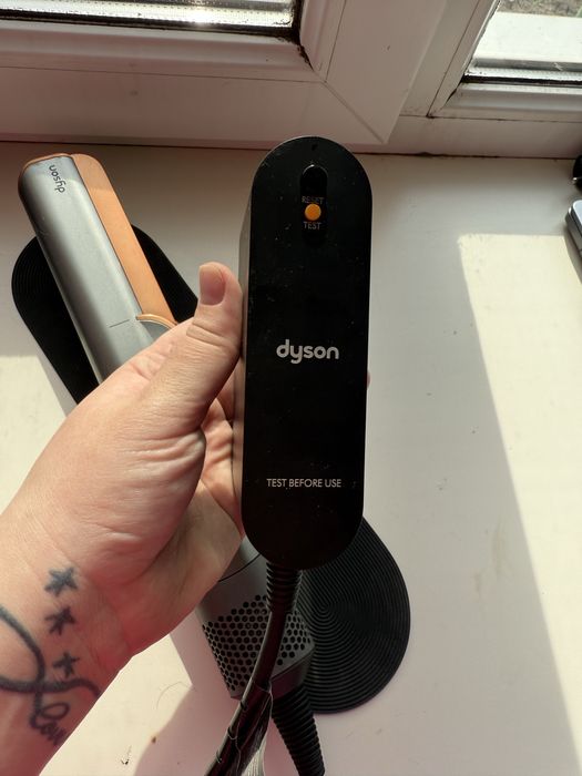 Продам дайсон  Dyson Airstrait б/у