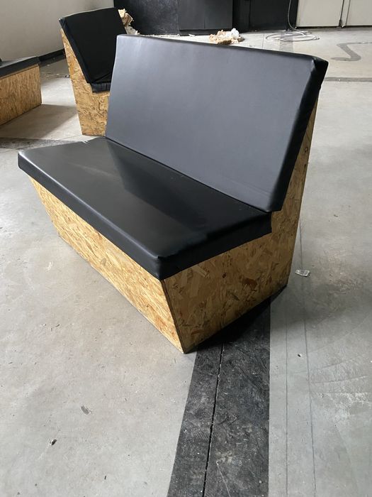 Bancos em OSB com assentos em espuma