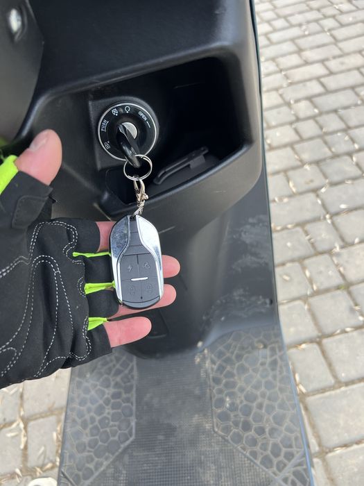 Продам электро скутер по всем вопросам звоните запас хода 70,80