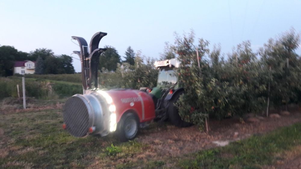 Opryskiwacz sadowniczy przystawka sadownicza porzeczka maliny