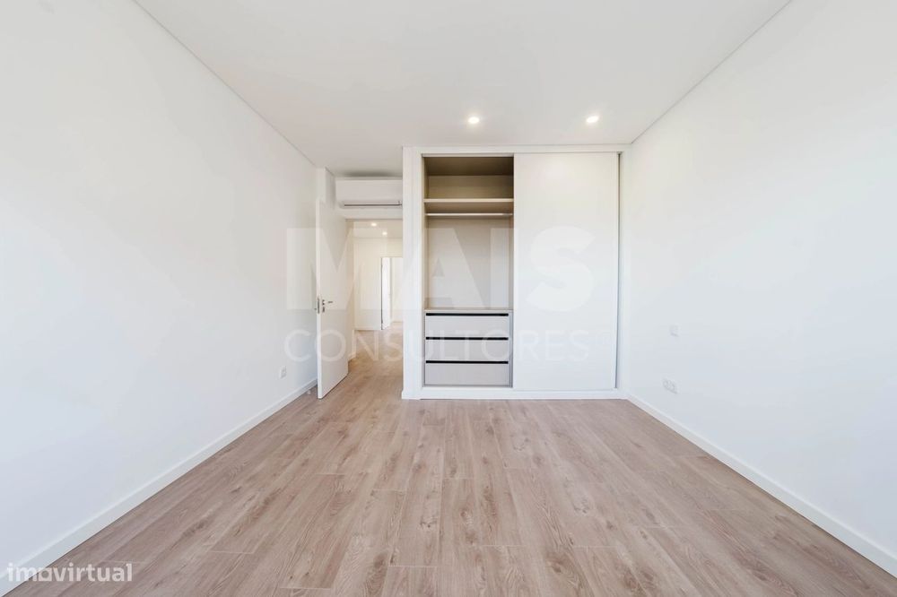Moradia T3+1 Garagem, Logradouro e Vista Mar