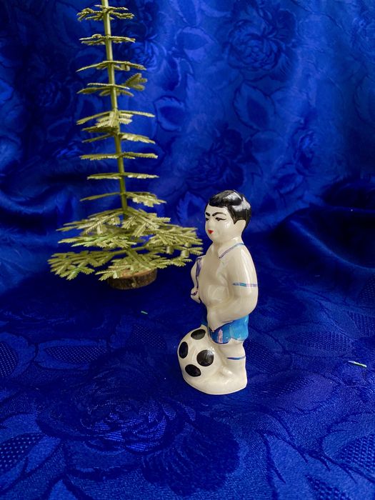 Єреванський фарфоровий винтаж Хлопчик з мʼячем юнный футболист