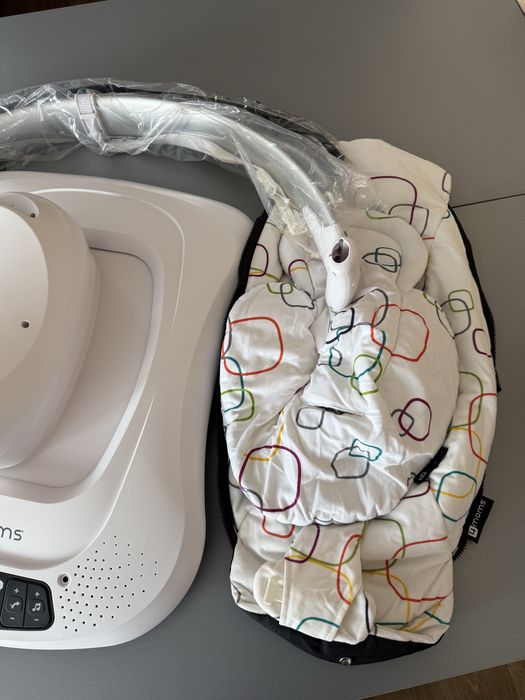 Заколисуючий центр mamaRoo 4.0