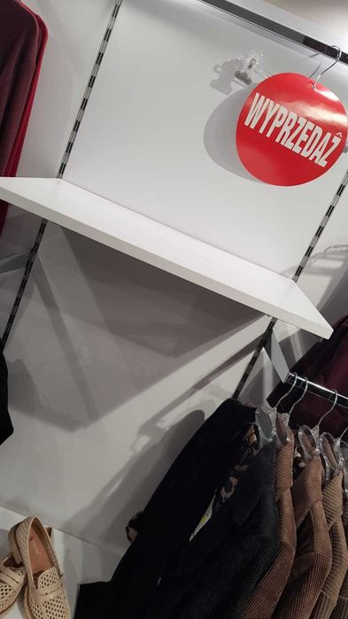 Meble do sklepu odzieżowego.