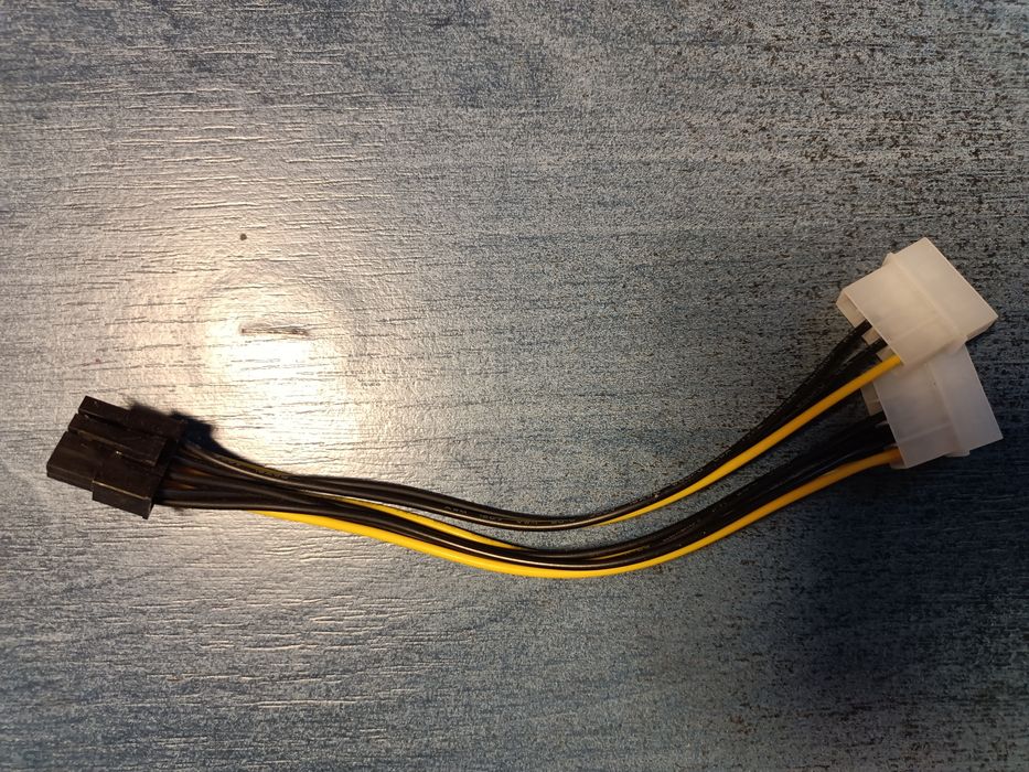 Різні конектори підключення для системного блоку.