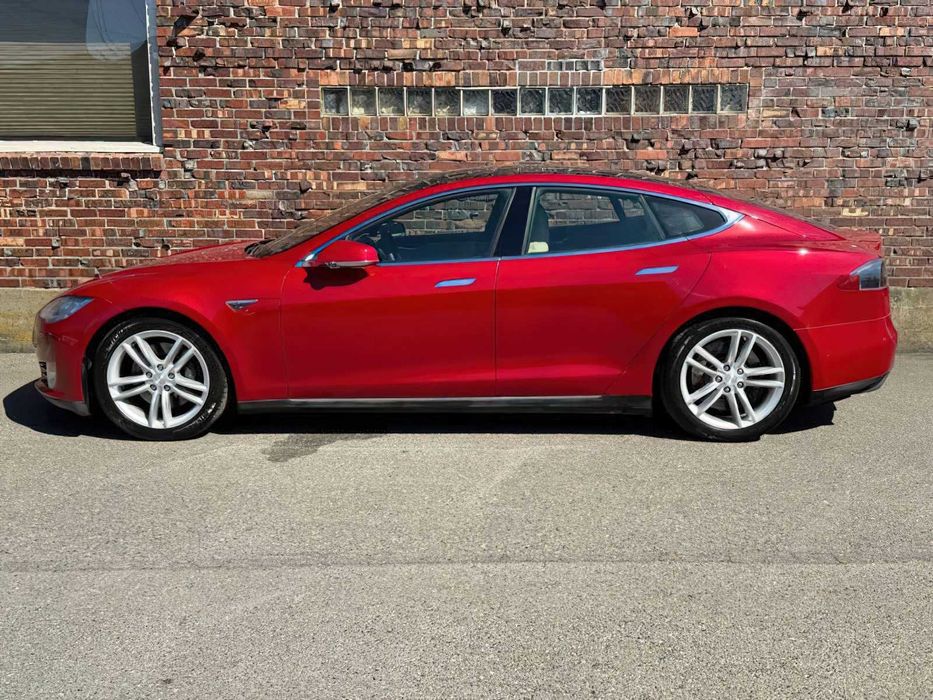 Tesla Model S P85D      2015