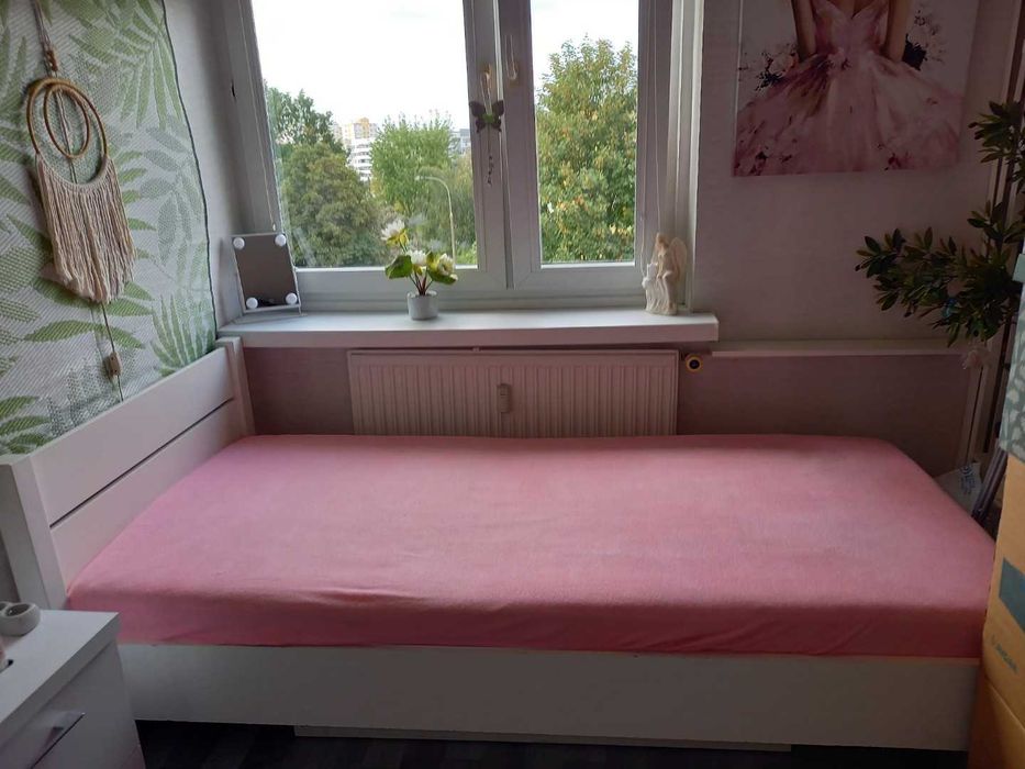 Białe łóżko Bodzio (seria AGA, rozmiar 210x100) z materacem i dodatkową szufladą.