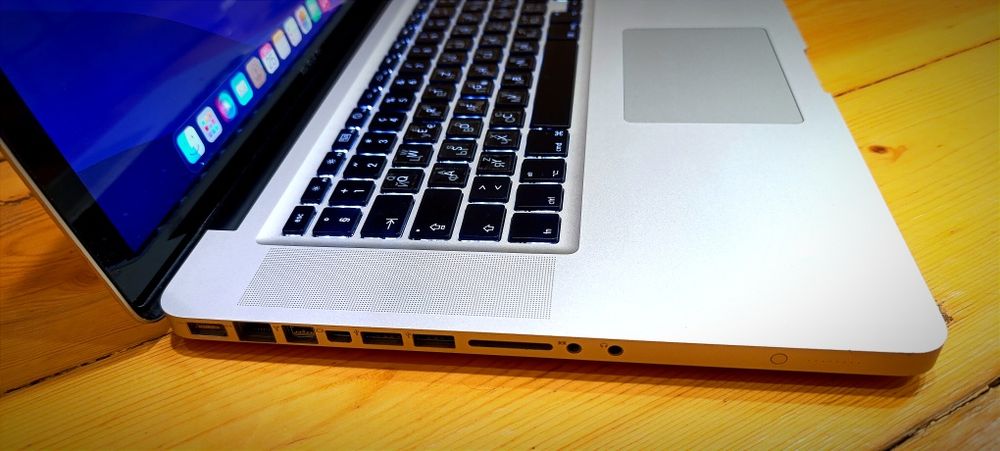 Macbook pro 15" 2009. 8gb 500gb