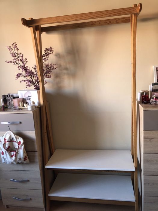 Cabide de madeira duplo com 2 prateleiras