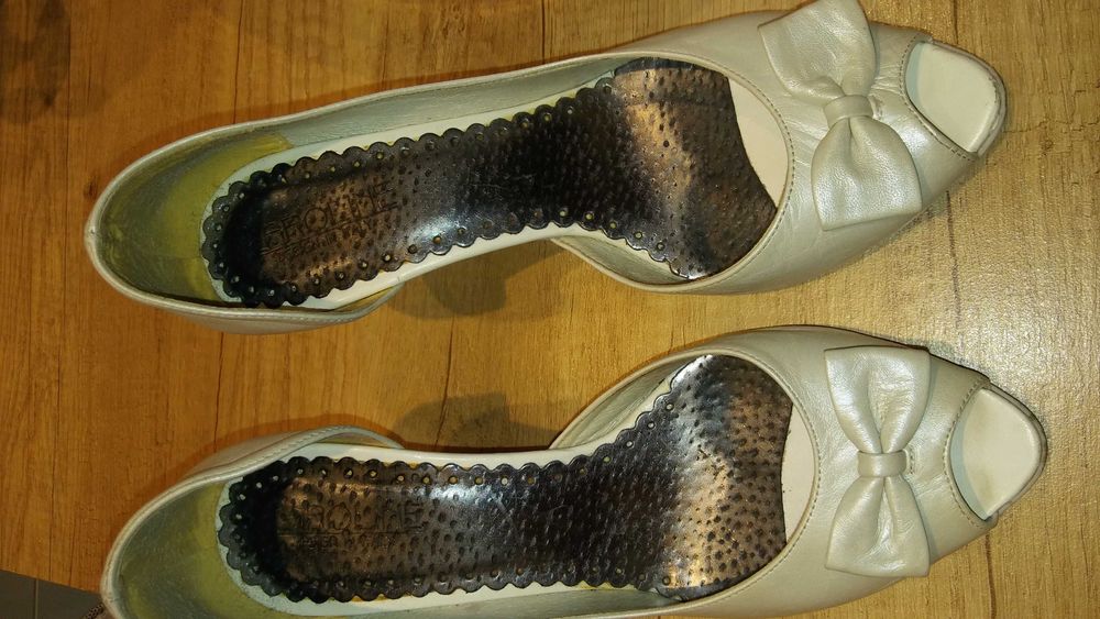 Buty ślubne czółenka perłowe r. 38