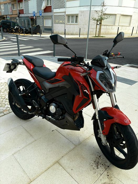 Moto rkf  125 - Vermelha