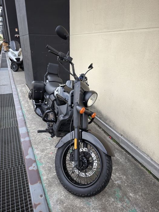 Um renegade commando 125cc