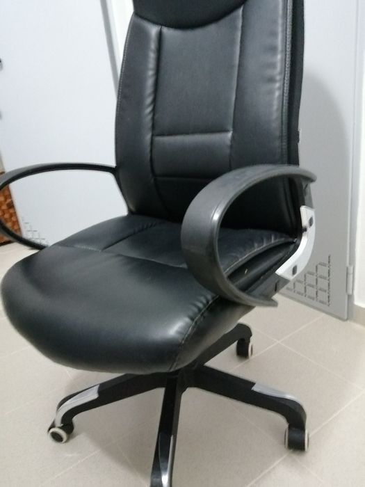 Cadeira de secretária em pele - Como nova!	Usada em Muito bom estado*