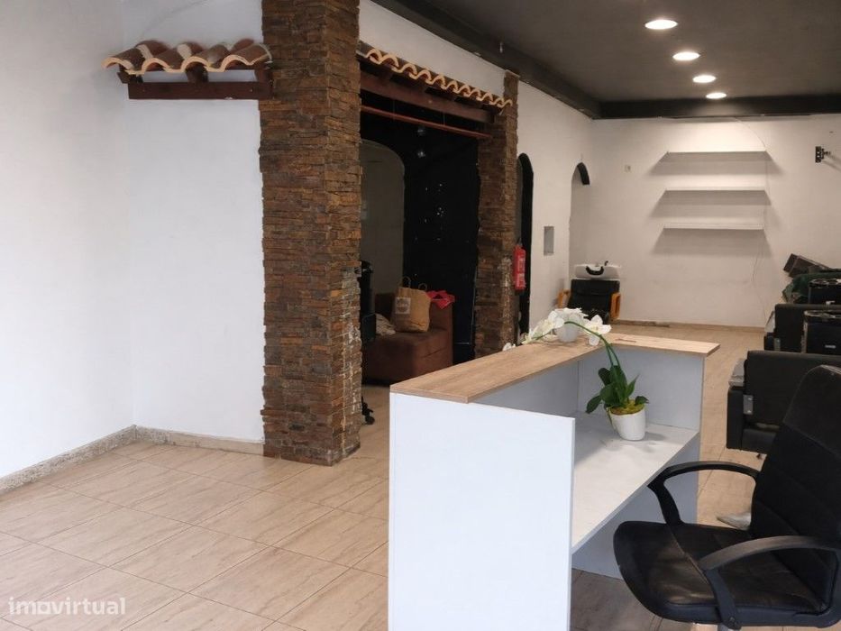 Espaço Comercial na Amadora com terraço de 13m2