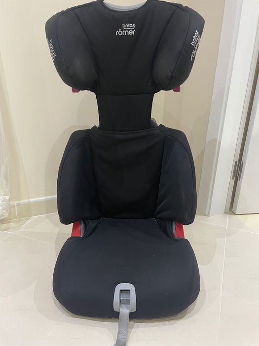 A cadeira auto da imagem é o modelo Britax Römer Discovery SL, pertencente ao grupo 2/3, concebida para crianças dos 15 aos 36 kg