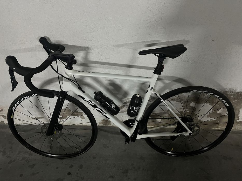 Bicicleta de Estrada KTM Alto Carbono – Shimano 105 – Tamanho M (55)