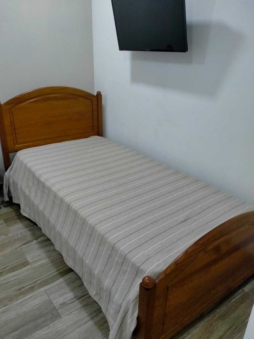Camas Solteiro confortáveis em excelente estado