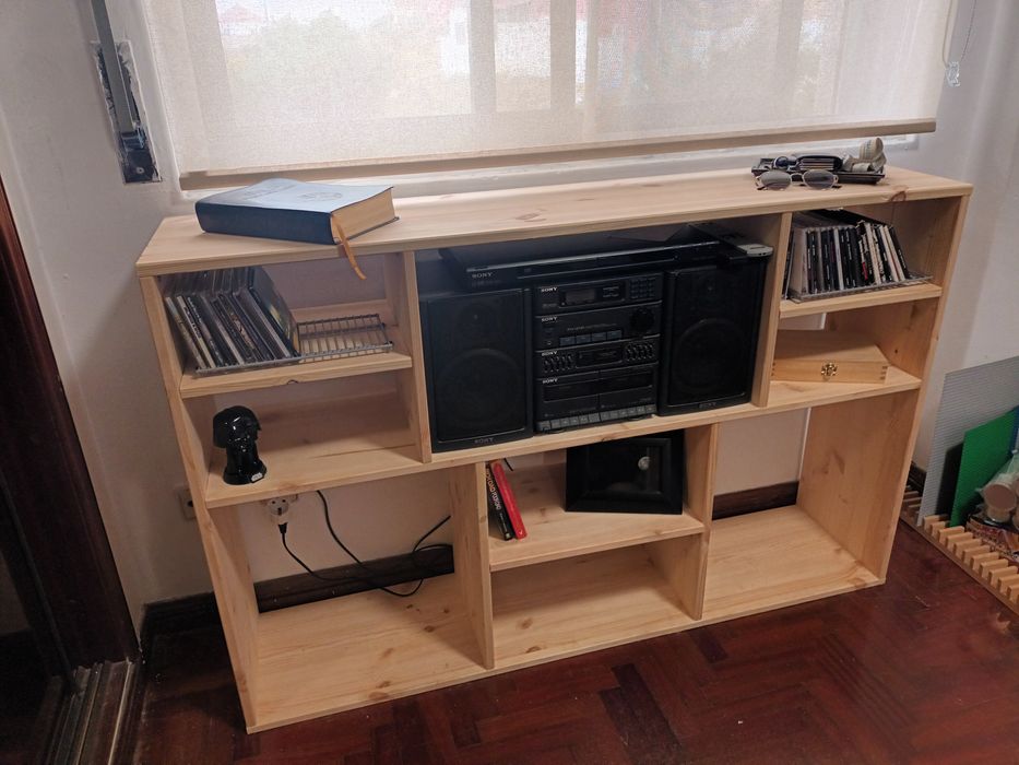 Armário de pinho feito à mão