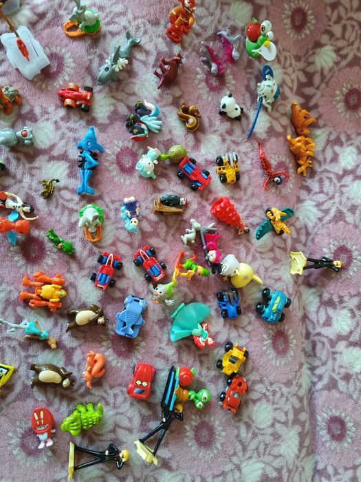 Колекція іграшок з Кіндер сюрпризів