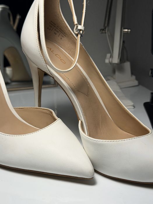 Saltos brancos estilo escarpin da aldo